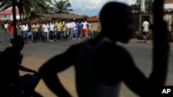 Demonstrators opposed to President Pierre Nkurunziza's bid for a third term in office, march in the Nyakabiga neighborhood of Bujumbura, Burundi, May 16, 2015. 