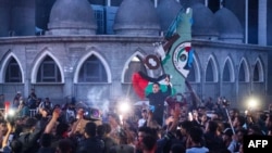 무장 정파 하마스가 6일 이스라엘의 휴전 제안을 수용했다고 발표한 후 가자지구 남부 라파의 한 거리에서 팔레스타인 주민들이 축하 행사를 하고 있다.