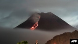 Lahar mengalir dari kawah Gunung Merapi, gunung berapi paling aktif di Indonesia, terlihat dari Kaliurang di Yogyakarta pada 14 April 2021. (Foto: AFP/Agung Supriyanto)