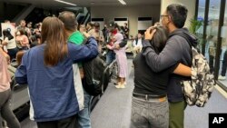 На оваа фотографија објавена од Одделот за работници мигранти, ослободените филипински членови на екипажот, кои беа меѓу заложниците на Галакси Лидер во Јемен, се пречекани од семејството додека пристигнуваат на Меѓународниот аеродром во Манила на 23 јануари 2025 година.