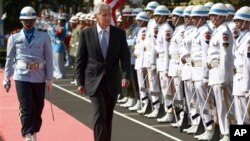 U.S. Defense Secretary Chuck Hagel (C) inspects a guard of honor during a welcome ceremony prior to a meeting with Indonesian Defense Minister Purnomo Yusgiantoro in Jakarta, Indonesia, Aug. 26, 2013.
