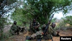 Pasukan Uni Afrika berlindung dalam baku tembak dengan kelompok militan al-Shabab di Deyniile, Somalia (22/5).