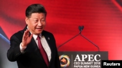 시진핑 중국 국가주석이 17일 파푸아뉴기니 아시아·태평양경제협력체(APEC) 최고경영자(CEO) 포럼에 입장하며 인사하고 있다.
