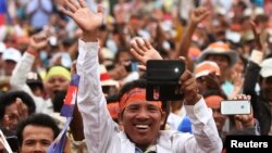 អ្នក​គាំទ្រ​គណបក្ស​សង្គ្រោះជាតិ​នៅ​ទី​លាន​ប្រជាធិបតេយ្យ កាល​ពី​ថ្ងៃ​ទី ២៥ តុលា ២០១៣។.