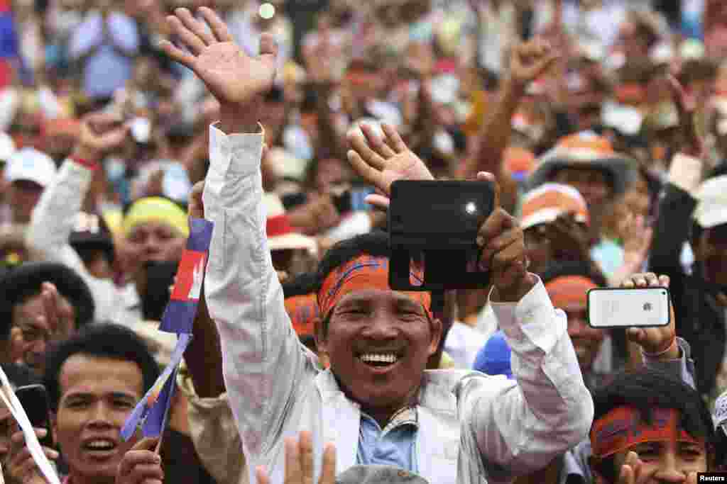 A giant slogan on a flyover in Admiralty, central district of Hong Kong, says &quot;We&#39;ll be back,&quot; Dec. 9, 2014. (Iris Tong/VOA)