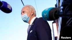 Presiden terpilih AS Joe Biden berbicara kepada media saat ia berangkat dari markas transisi di Queen Theatre di Wilmington, Delaware, AS, 24 November 2020. (Foto: REUTERS/Joshua Roberts)