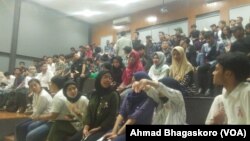Ratusan milenial yang hadir dalam "Bincang Anak Muda, Promosi Toleransi dan Cegah Politisasi Identitas. (Foto: VOA/Ahmad Bhagaskoro)