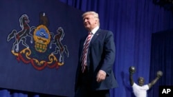 Le candidat républicain Donald Trump arrive à un meeting à Sun Center Studios, le 22 septembre 2016, à Aston, Pennsylvanie. 