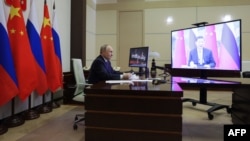 俄罗斯国家卫星通讯社发布照片显示，俄罗斯总统普京与中国领导人习近平在莫斯科郊外的官邸进行视频通话。（2025年1月21日）