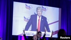 2016年6月10日，一群抗议者打乱了美国总统参选人川普在华盛顿一次会议上的演讲。