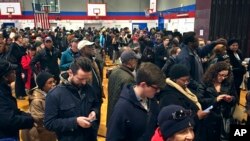 Para calon pemilih menunggu giliran untuk memberikan suaa di salah satu TPS di Brooklyn, New York, 8 November 2016 (AP Photo/Bebeto Matthews).