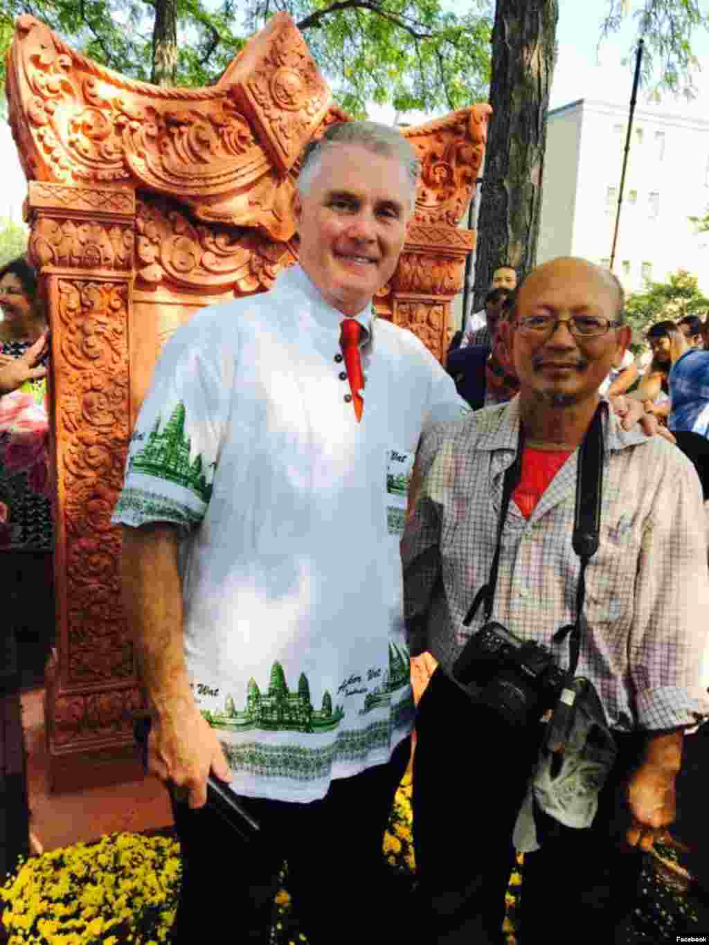 លោក Rodney Elliott អតីត​ចៅហ្វាយ​ក្រុង​ឡូវែល (ឆ្វេង) និង​លោក យ៉ារី លីវ៉ាន់ (Yary Livan) សាស្ត្រាចារ្យ​ខ្មែរ​ដ៏​មាន​កេរ្តិ៍ឈ្មោះ​មួយ​រូប​ផ្នែក​កុលាលភាជន៍​នៃ​មហាវិទ្យាល័យ​សហគមន៍ Middlesex Community College ក្នុង​ឱកាស​សម្ពោធ​បូជនីយដ្ឋាន​ជន​ភៀស​ខ្លួន​ខ្មែរ នៅ​សាលាក្រុង​ឡូវែល។ លោក Elliott បាន​ផ្តួចផ្តើម​ការ​សាងសង់​បូជនីយដ្ឋាន​ជន​ភៀស​ខ្លួន​ខ្មែរ ដោយ​មាន​ការចូលរួម​ជា​វិភាគទាន និង​គាំទ្រ​ពី​ពលរដ្ឋ​ខ្មែរ​អាមេរិកាំង និង​ពលរដ្ឋ​អាមេរិកាំង​ទូទៅ នៅ​ទីក្រុង​ឡូវែល រដ្ឋ​ម៉ាសាឈូសេត។ (រូបថត​ដក​ស្រង់​ពី​ហ្វេសប៊ុក Rodney Elliott)