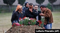 17일 유가족들이 탄광 사고 희생자 묘지에 헌화하고 있다. 