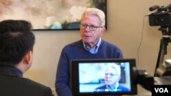 លោក David Chandler ផ្តល់​បទសម្ភាសន៍​ដល់វីអូអេ ខណៈ​ពេល​ដែល​លោក​មក​ចូល​រួម​សន្និសីទ​​ប្រ​ចំាឆ្នាំ​របស់​សមាគម​សម្រាប់​ការសិក្សា​តំបន់​អាស៊ី ដែល​ធ្វើ​ឡើង​នៅ​រដ្ឋធានី វ៉ាស៊ីនតោន កាលពី ​ថ្ងៃ​ទី​២២ ​ដល់ ​ថ្ងៃ​ទី​២៥​ ខែ​មីនា។ (ចាប ចិត្រា/VOA)