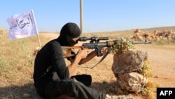 យុទ្ធជន​ឧទ្ទាម​ម្នាក់​មក​ពី​ក្រុម First Battalion ក្នុង​កងទ័ព​សេរីភាព​ស៊ីរី (Free Syrian Army) ចូលរួម​នៅ​ក្នុង​ការ​ហ្វឹកហ្វឺន​ នៅ​ក្នុង​ខេត្ត Aleppo កាលពី​ថ្ងៃទី១០ ខែមិថុនា ឆ្នាំ២០១៥។