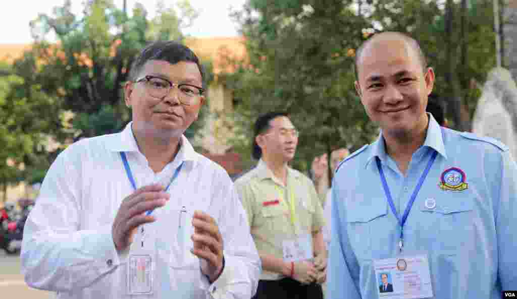 លោក​​ហង់ ជួនណារ៉ុន រដ្ឋមន្រ្តី​ក្រសួង​អបរំ និង​​លោក​ហ៊ុន ម៉ានី ​ប្រធាន​សហភាព​សហព័ន្ធ​យុវជន​កម្ពុជា​ ត្រួតពិនិត្យ​វិញ្ញាសារ​នៃ ​ការប្រលង​មធ្យមសិក្សា​ទុតិយភូមិ នៅ​វិទ្យាល័យ​ព្រះស៊ីសុវត្ថិ​ នៅ​ថ្ងៃ​ច័ន្ទ ទី​២២ ខែសីហា ឆ្នាំ​២០១៦។ ​(ឡេង ឡែន/VOA)