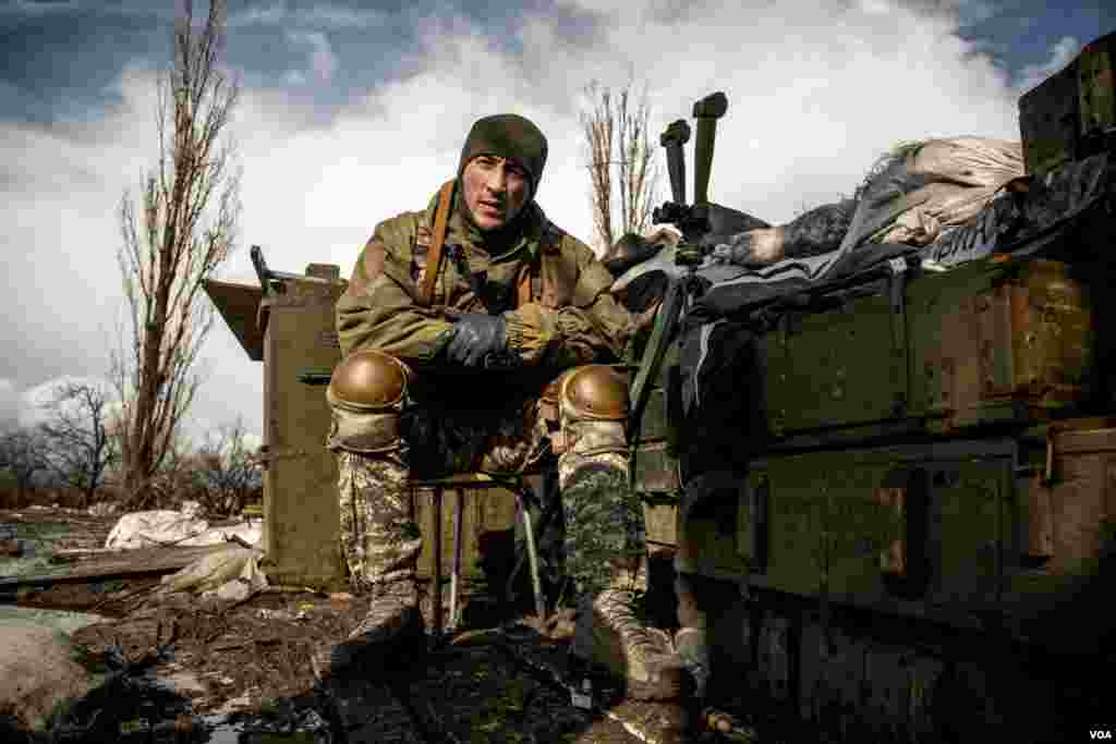 A commander sits behind front line trenches 700 meters away from pro-Russian positions surrounded by the sound of heavy shelling. (Adam Bailes/VOA)