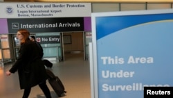 Suasana di bandara internasional Logan di Boston, Massachusetts, pasca perintah eksekutif Presiden Donald Trump yang untuk sementara melarang kunjungan orang-orang dari Iran, Libya, Somalia, Sudan, Suriah dan Yaman, 6 Februari 2017 (Foto: dok).