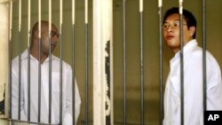 Andrew Chan (kanan) dan Myuran Sukumaran, dua warga Australia yang menunggu hukuman mati karena kasus narkoba. (AP/Firdia Lisnawati)