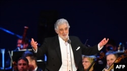 Penyanyi opera asal Spanyol Placido Domingo tampil di konsernya di Szeged, selatan Hungaria, 28 Agustus 2019. 