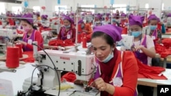 រូបឯកសារ៖ កម្មកររោងចក្រ​កម្ពុជា​កំពុង​ដេរ​សម្លៀកបំពាក់​ក្នុង​រោងចក្រ​មួយ ក្នុង​តំបន់​សេដ្ឋកិច្ច​ពិសេស​ នៅ​ជាយ​រាជធានី​ភ្នំពេញ កាល​ពី​ថ្ងៃ​ពុធ​ ទី​២៣ ខែសីហា ឆ្នាំ​២០១៧។ (AP Photo/Heng Sinith) 