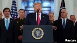 AQSh Prezidenti Donald Tramp Oq uy oldida Eron hujumi bo'yicha bayonot bermoqda, 2020-yil, 8-yanvar.