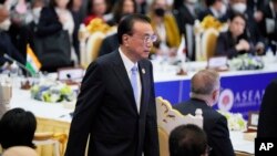 资料照片：2022年11月13日，时任中国国务院总理李克强出席在柬埔寨金边举行的东盟-东亚峰会。（美联社）