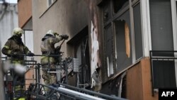 Wazima moto wakizuia moto kusambaa katika eneo lililowaka moto kwenye jengo la makazi ya watu huko Istanbul Aprili 2, 2024.