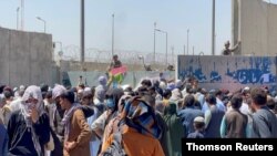 아프카스탄 카불 국제공항 밖에 많은 사람들이 아프간을 빠져나가기 위해 몰려 있다