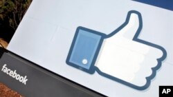 Tanda "like" Facebook dipasang di luar kantor pusat perusahaan tersebut di Menlo Park, California. (Foto: Dok)