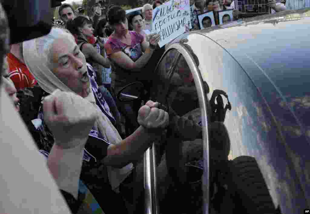People block a car carrying Russian Ambassador in Ukraine Mikhail Zurabov and Ukrainian lawmaker Nestor Shufrich after a meeting with leaders of the self-proclaimed Donetsk People&#39;s Republic and Luhansk People&#39;s Republic in Donetsk, Ukraine, June 23, 2014. 