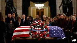 រូបឯកសារ៖ កា្តរមឈូសដាក់សពអតីតប្រធានាធិបតីលោក George H.W. Bush