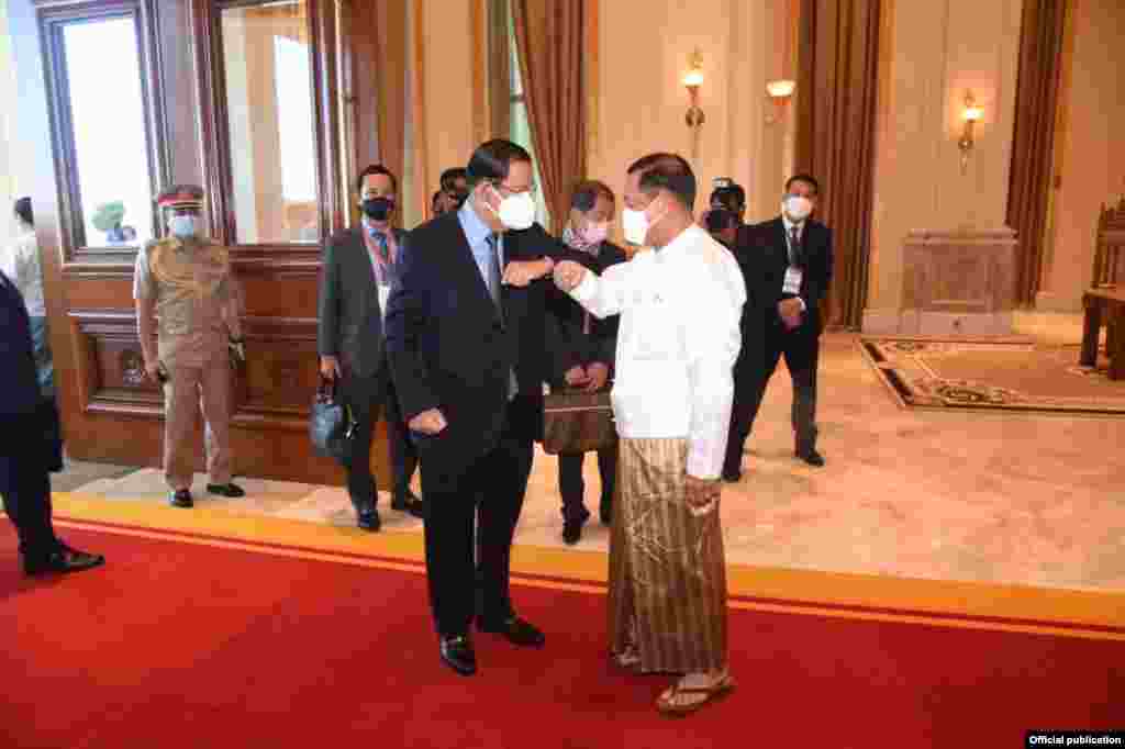 លោក​ឧត្តម​សេនីយ​ មីន អ៊ុងឡាំង (Min Aung Hlaing) ទទួល​ស្វាគមន៍​លោក ហ៊ុន សែន ដែល​ជា​នាយក​រដ្ឋមន្ត្រី​កម្ពុជា និង​ជា​ប្រធាន​អាស៊ាន នៅ​រដ្ឋធានី​ណៃពិដោ ប្រទេស​មីយ៉ាន់ម៉ា កាលពី​ថ្ងៃទី៧ ខែមករា ឆ្នាំ២០២២។