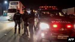 Members of the Brazil's military police and Sao Paulo's traffic police clear a blocked road in the city of Sao Bernardo do Campo, some 25 kilometers from Sao Paulo, Brazil, during the sixth day of a truckers' strike protesting rising fuel costs, May 26, 2018.