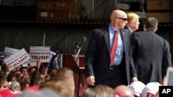 AQSh Maxfiy xizmati xodimlari prezidentlik uchun respublikachi nomzod Donald Trampni qo'riqlamoqda, Ogayo, 12-mart, 2016-yil.