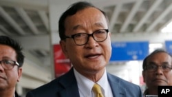 រូប​ឯកសារ៖ លោក សម រង្ស៊ី មេដឹកនាំ​អតីត​គណបក្ស​សង្គ្រោះជាតិ​ដែល​និរទេស​ខ្លួន​នៅ​ក្រៅ​ប្រទេស​ថ្លែង​ទៅ កាន់​អ្នក​សារព័ត៌មាន ក្រោយ​ទៅ​ដល់​អាកាសយានដ្ឋាន​អន្តរជាតិ Soekarno-Hatta ក្នុង​ទីក្រុង Tangerang ប្រទេស​ឥណ្ឌូណេស៊ី កាល​ពី​ថ្ងៃទី១៤ ខែវិច្ឆិកា ឆ្នាំ​២០១៩។ 