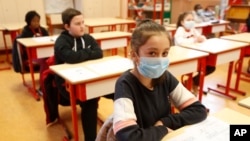 រូបឯកសារ៖ សិស្សជនជាតិបារាំងកំពុងរៀនក្នុងថ្នាក់រៀនមួយ នៅតំបន់ Strasbourg ប្រទេសបារាំង កាលពីថ្ងៃទី១៤ ខែឧសភា​ ឆ្នាំ២០២០។ 