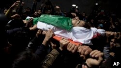 Warga Palestina mengusung jenazah remaja Tamir Abu al-Khair (17 tahun) yang tewas akibat tembakan tentara Israel dalam aksi di Gaza, Sabtu (30/3).