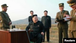 북한 김정은 국방위원회 제1위원장이 지난달 말 공군 '검열비행훈련'을 참관하는 동안 최룡해 당 비서(가운데 오른쪽)와 오일정 당 부장(가운데 왼쪽)이 밀착 수행하고 있다. 이들은 모두 '빨치산 혈통' 2세대이다. 북한 노동신문이 지난달 30일 게재한 사진.