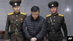 Lim Hyeon Soo (tengah), warga Kanada kelahiran Korea Selatan yang menjadi pastur kepala di Toronto, Kanada, ditahan oleh Korea Utara sejak Februari tahun 2015 (foto: dok).