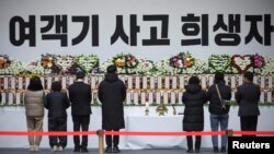 30일 한국 무안 스포츠파크에 마련된 합동분향소에서 시민들이 무안국제공항 제주항공 추락사고 희생자들에 대한 애도를 표하고 있다.