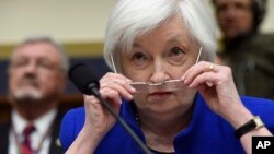 Kepala Bank Sentral AS, Janet Yellen memberikan kesaksian di depan Kongres AS di Washington, DC hari Rabu (10/2).