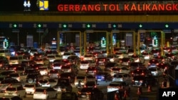 Kemacetan lalu lintas di gerbang tol Kalikangkung saat masyarakat kembali ke kampung halaman menjelang Idul Fitri, di Semarang, Jawa Tengah, pada 6 April 2024. 