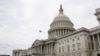 Sejumlah kendaraan terparkir di luar gedung Capitol di pagi hari para Senat kembali untuk rapat di Washington, Sabtu, 31 Juli 2021. (Foto: Elizabeth Frantz/Reuters)