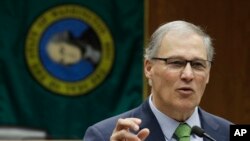 Gubernur negara bagian Washington, Jay Inslee, memberikan keterangan kepada media di gedung Capitol, Olympia, Washington, 4 Januari 2019.