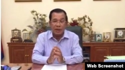 លោក​នាយករដ្ឋមន្ត្រី​ ហ៊ុន សែន ថ្លែង​ផ្ទាល់​តាម​គេហទំព័រ​ហ្វេសប៊ុក​របស់​លោក​កាល​ពី​ថ្ងៃ​​​​ព្រហស្បតិ៍​ទី​២៦ ខែ​វិច្ឆិកា ឆ្នាំ​២០១៥ អំពី​ឧប្បត្តិហេតុ​ការ​ដាក់​ចរន្ត​អគ្គិសនី​នៅ​ទូទាំង​ប្រទេស​នៅ​ប៉ុន្មាន​ម៉ោង​មុន​នេះ​ដែល​ជា​យប់​ចុង​ក្រោយ​នៃ​ពិធី​បុណ្យ​អុំ​ទូក។ លោក​ថ្លែង​ថា​​មូលហេតុ​នៃ​ការ​ដាច់​ភ្លើង​នេះ​គឺ​បញ្ហា​បច្ចេសទេស​នៅ​វៀតណាម គឺ​មិន​មែន​អំពើ​ភេរវកម្ម​ទេ។ (រូបថត​ថត​ពី​ទំព័រ Facebook Samdech Hun Sen)