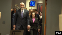 Kryeministri Edi Rama dhe kryenegociatorja Majlinda Dhuka në mjediset e BE-së