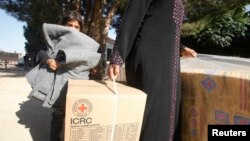 Pengungsi Suriah menerima bantuan dari Komite Palang Merah Internasional atau ICRC (foto: dok).