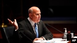 戈莫特众议员在众议院司法委员会的听证会上向司法部长巴尔提问。(2020年7月28日)