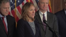 미국 의회가 북한에 억류됐다 사망한 미국인 대학생 오토 웜비어 군의 이름을 딴 새 대북재제법안을 의결한 가운데, 워싱턴에서 열린 관련 기자회견에서 어머니 신디 웜비어 씨가 발언하고 있다. 왼쪽은 아버지 프레드 웜비어 씨, 오른쪽은 법안을 대표발의한 크리스...